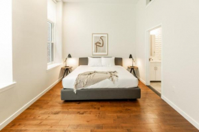 Premium Extra Large Loft Apartment with 14 ft ceilings, Luxurious Soaking Tub, and 3 Queen Sized Beds